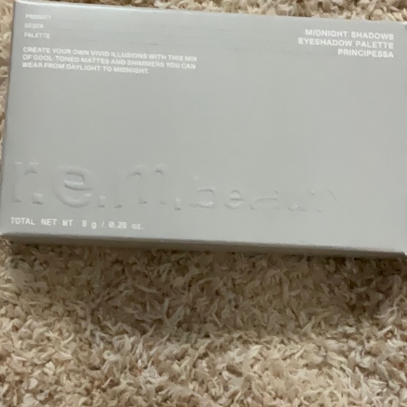 R.E.M. beauty eyeshadow palette in Principessa. - Picture 4 of 6